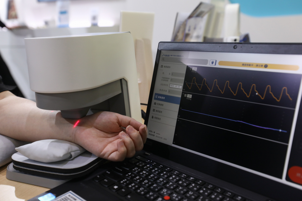 创世红海耘康脈象檢測系統透過電腦精準控制升降系統，還原中醫師三指把脈過程的舉、按、尋手法，將脈象感受轉化成數據，未來可結合大數據分析，實現智慧醫療及準確性