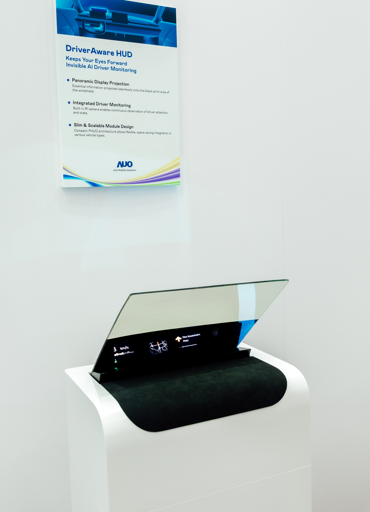 DriverAware HUD结合抬头显示器与隐藏式红外线摄影机，将车速、导航及警示讯息投影于挡风玻璃上，完美对齐驾驶目不离路的视线，同时，透过AI 监控驾驶注意力以提升安全性。